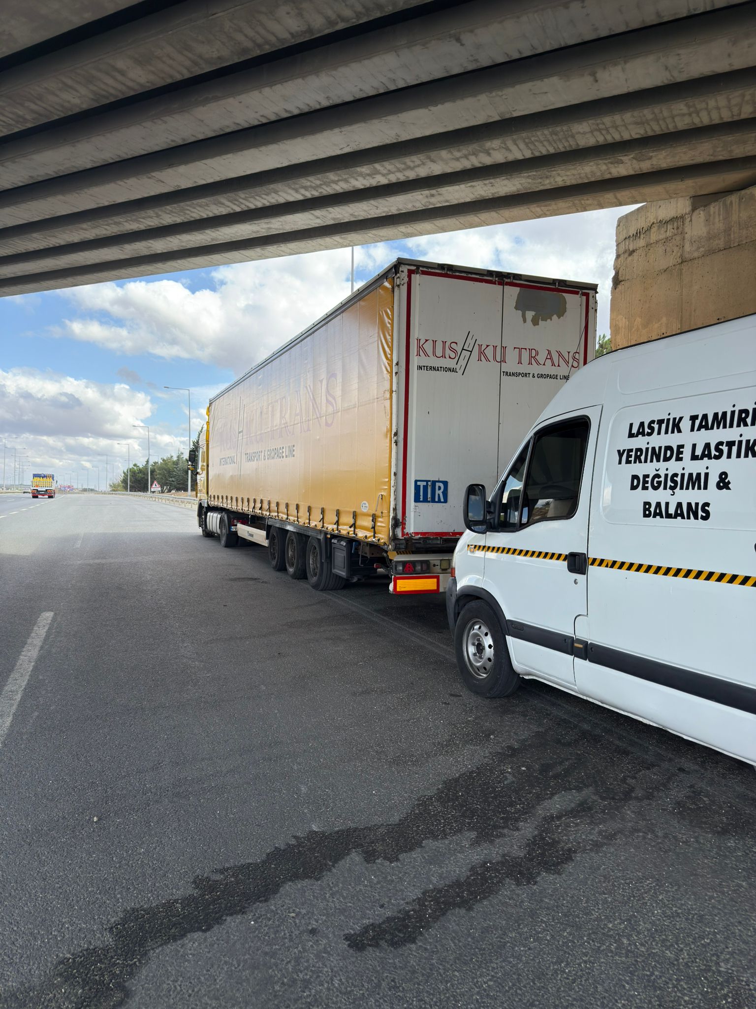 TIR Lastiği Yerinde Değişim